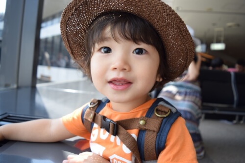 麦わら帽子をかぶった赤ちゃん